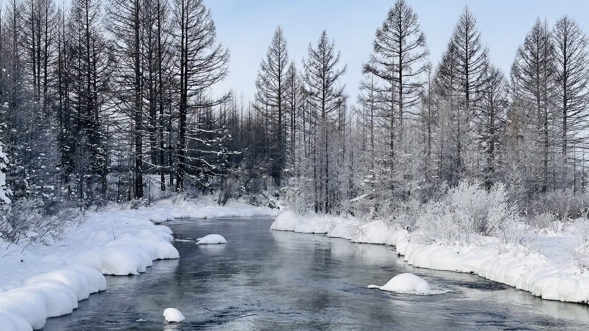 Jargalant river - never freezes, it is green under the water